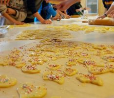 DLRG-Jugend backt Plätzchen für den Leimener Weihnachtsmarkt