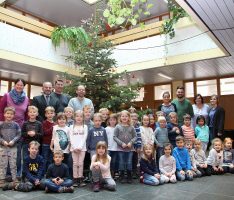 Vorschulkinder des Sandhäuser Waldkindergartens verschönten Rathaus-Christbaum
