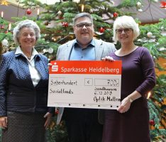 Dicker Scheck von Optik Mattern für den Sandhäuser Sozialfonds