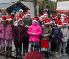 Das passt gut: Diljemer Weihnachtsdorf auf neugestaltetem Willi-Laub-Platz