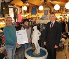 OB Hans Reinwald überreicht Rocco Giove von Boutique L`uomo die Stadturkunde