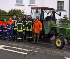 Schluß mit Lametta: Freiwillige Feuerwehren sammelten Weihnachtsbäume ein