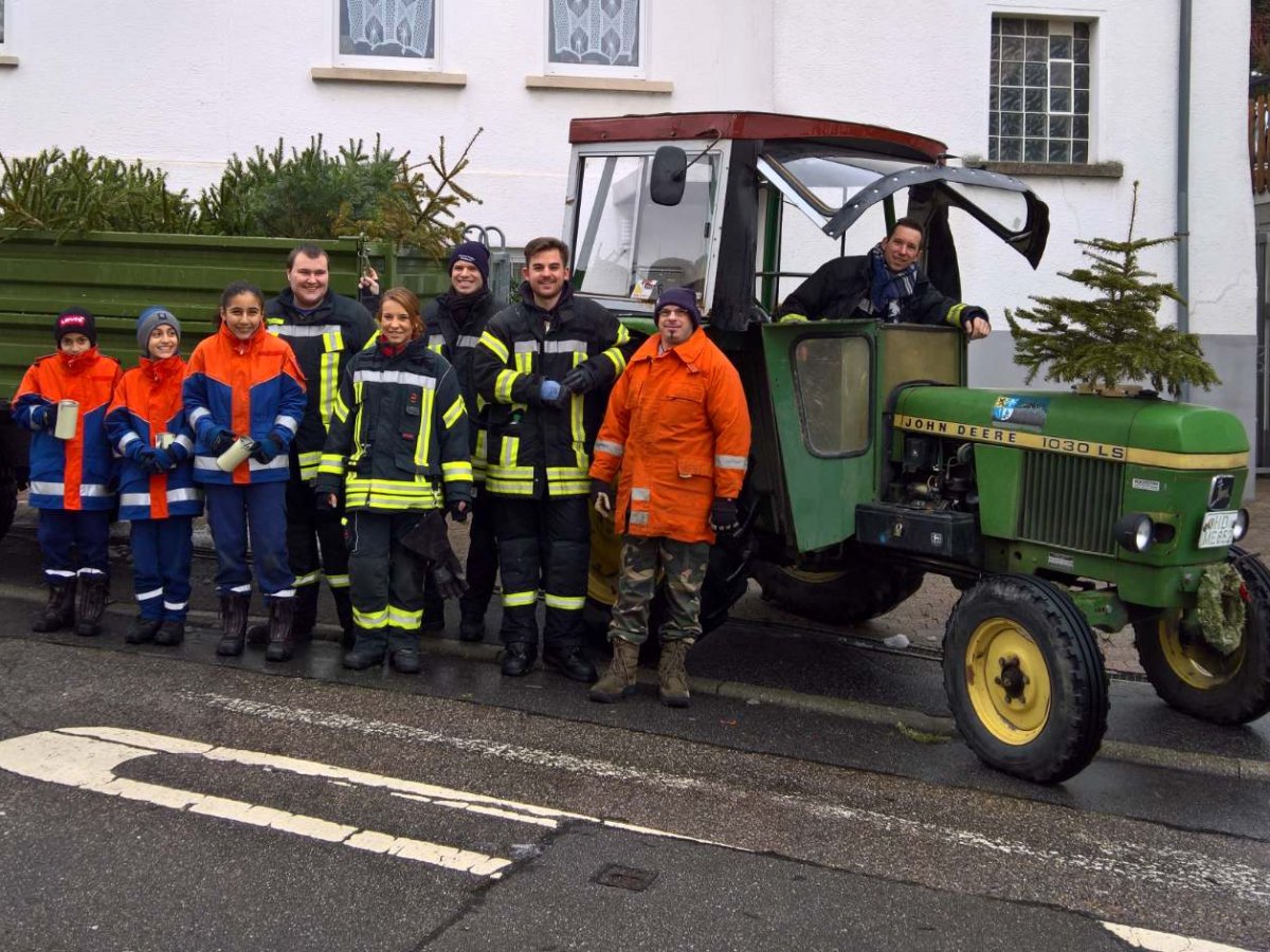 Schluß mit Lametta: Freiwillige Feuerwehren sammelten Weihnachtsbäume ein