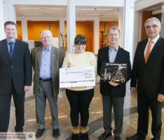 Hauptgewinn des Lions-Club Adventskalenders in Höhe von 2018 € übergeben