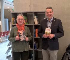 Offenes Bücherregal eingeweiht – </br>Literatur im Leimener Neuem Rathaus
