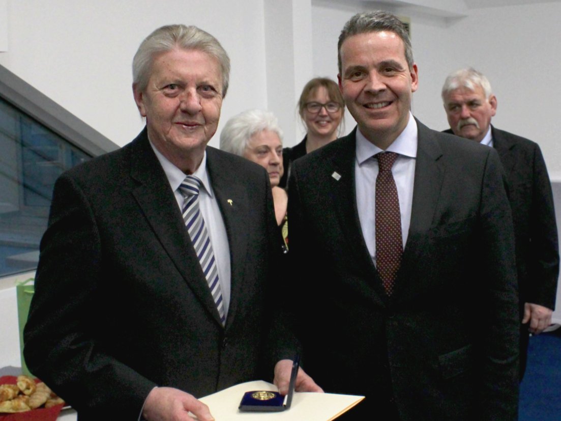 Walter Müller erhält Stadtmedaille in Gold - 40 Jahre im Vorstand der Sozialstation