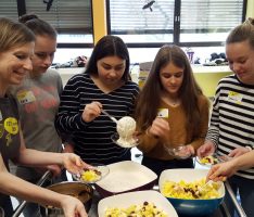 Spannendes Koch-Event in der Realschulküche mit Unterstützung der Edeka-Stiftung