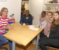 Schülerreporterinnen-Interview mit Sabine Kuhn über den Leimener Tafelladen