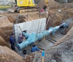 Wasserrohrbruch Nähe Friedhof: Schnellbau von Kanalschacht mit Fertigteilen