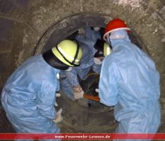 Feuerwehr Leimen übt Schachtrettung in der Zementmühle