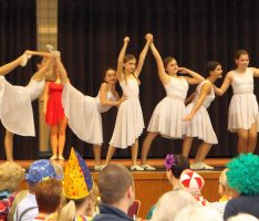 Sandhausen: Mit Punkperücke und Glitzerhut zum Senioren-Fasching