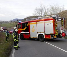 Tödlicher Verkehrsunfall, Motorradfahrer gerät in Gegenverkehr und kollidiert mit Kleinbus