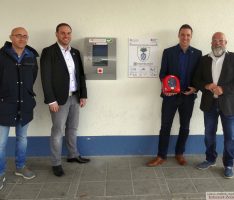 „Herzsicheres Nußloch“ – Weiterer öffentlicher Defibrillatoren am Feuerwehrhaus angebracht