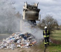 Nußloch: Ladung von Müllfahrzeug brennt – Feuerwehr löschte schnell