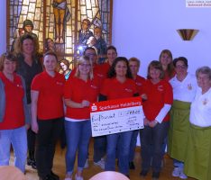 Sparkasse unterstützt Leimener Q21 Mittagstisch-Projekt mit 500 € Spende