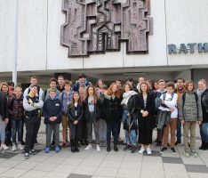 Französische Schüler/innen aus Lège-Cap-Ferret und Andernos im Sandhäuser Rathaus