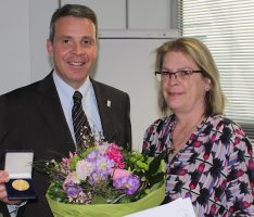 Sabine Kuhn mit Leimener Stadtmedaille in Gold ausgezeichnet