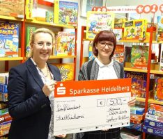 Stadtbücherei erhält 500 € Spende der Sparkasse für die Spiele-Messe
