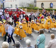 Nußlocher Sommertagszug – Sehr viele  Teilnehmer – Winter symbolisch verbrannt