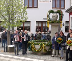 Wunderschöner Osterschmuck: Landfrauen schmücken Bärenbrunnen mit Ostergirlande
