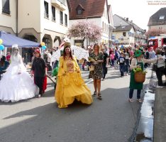 Sandhäuser Frühlingsfest: Bei Sommertagszug und Frühlingsmeile stimmte auch das Wetter