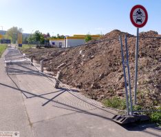 Sturmböe warf ca. 25 Meter Bauzaun direkt auf den Fußgänger- / Radfahrweg
