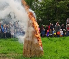 Angellocher Frühlingsfest mit Sommertagsumzug und Winterverbrennung