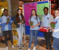 Muttertagsaktion von Realschülerinnen bei EDEKA Walter sehr erfolgreich