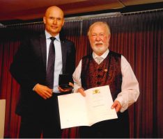 Dieter Degreif mit der Staufermedaille des Ministerpräsidenten ausgezeichnet