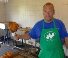 Knusprige Gockel und leckere Pommes locken immer zu den Kleintierzüchtern