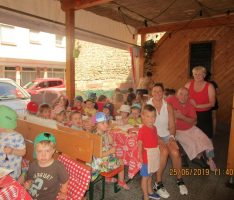 Toll: Der ganze E.-Ding-Kindergarten war zum „Gockelessen“ bei Stather`s eingeladen