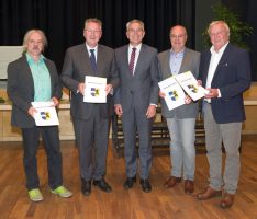 Ralf Frühwirt, Trudbert Orth und Hans-Jürgen Krieger mit Ehrenring des Kreises geehrt