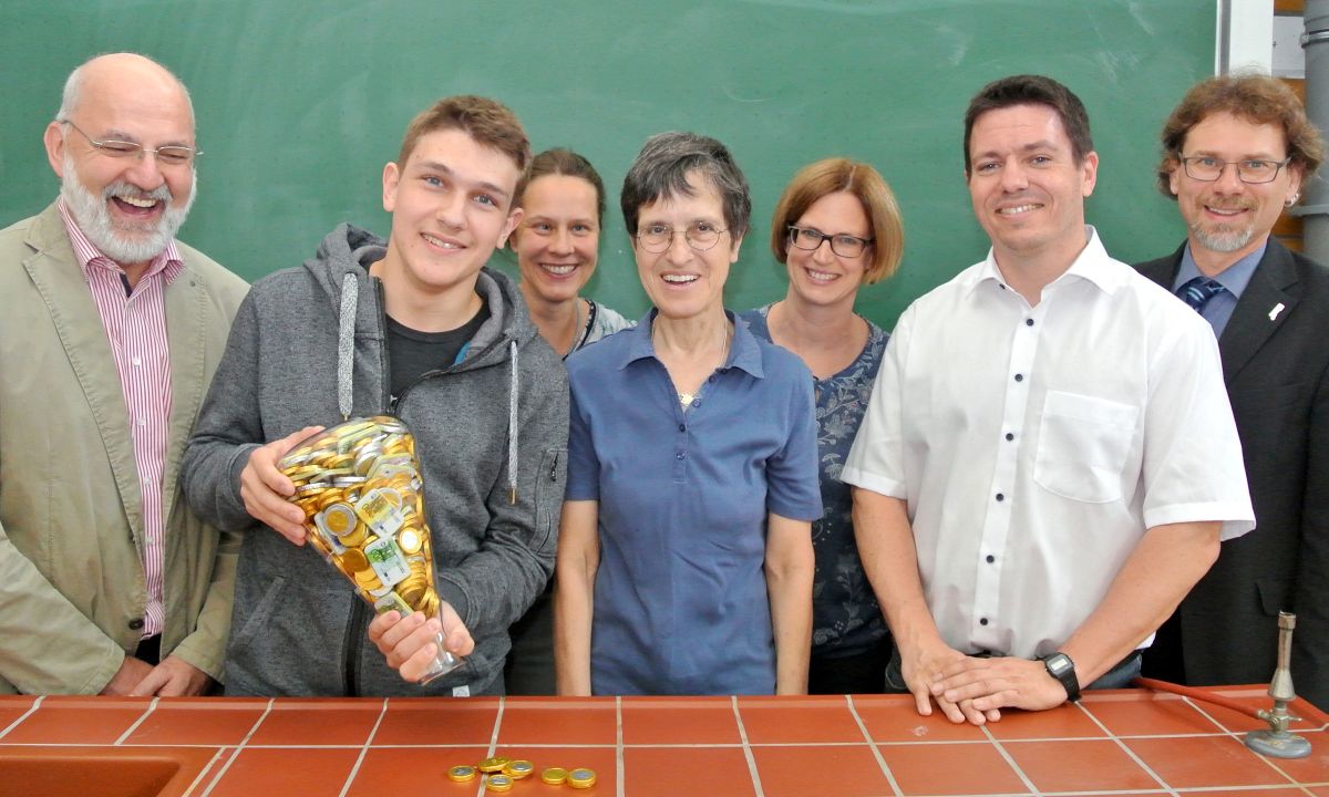 Fr.-Ebert-Gymnasium:  Neue Geräte für spannende Experimente im Chemie-Unterricht