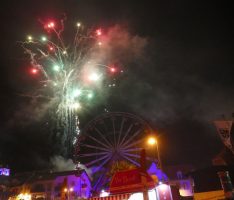 Überraschendes Spitzenfeuerwerk von zwei Stellen als perfekter Abschluss der Kerwe