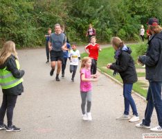 Spendenlauf Basket II: Es lief ganz gut, bis der Regen kam – OB Reinwald lief 10 Runden