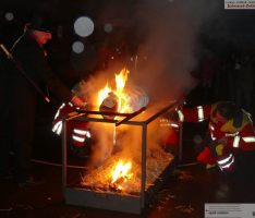 Kerweschlumpel wollte nicht brennen – Die Feuerwehr fachte das Feuer an