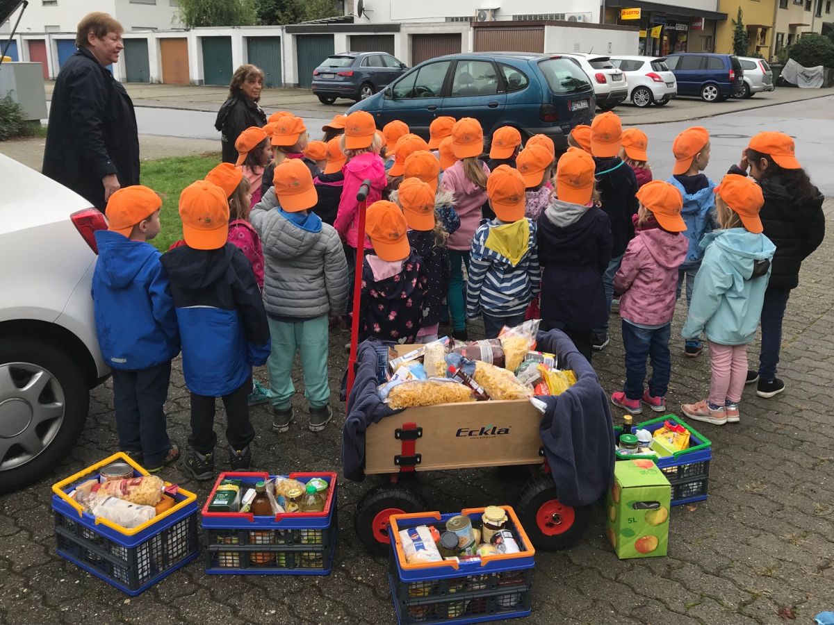 Kürbis, Apfel und Brot - Kinder spendeten Lebensmittel für's AWo-Lädle