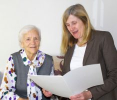 Rosa Weber zum 90. Geburtstag – Bürgermeisterin Claudia Felden gratuliert