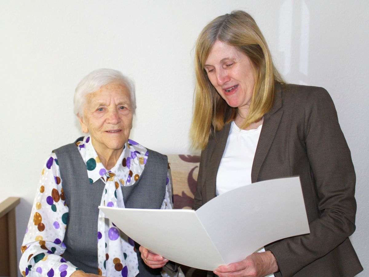 Rosa Weber zum 90. Geburtstag - Bürgermeisterin Claudia Felden gratuliert