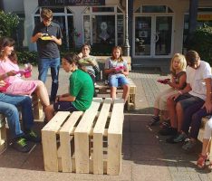 Verschönerung Rathausplatz Gauangelloch: Bänke lackiert & Palettenmöbel