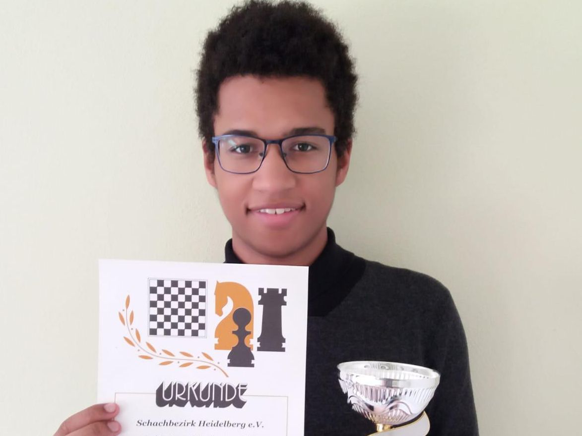 Schach: Philippe Simbikangwa gewinnt U18 Jugend-Bezirksmeisterschaft
