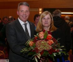 Claudia Felden im ersten Wahlgang mit 13 Stimmen erneut zur Bürgermeisterin gewählt