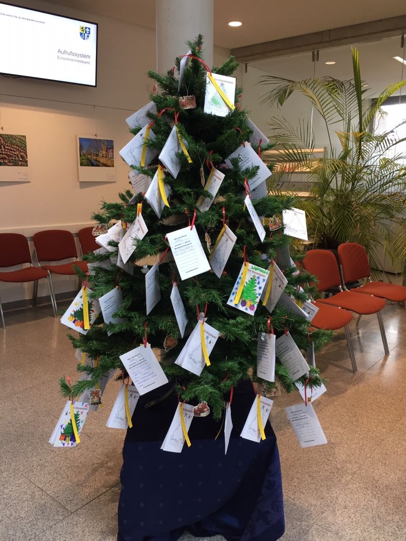 Kinder-Weihnachtswunsch-Aktion: LUNA mit Wünschebaum im neuen Rathaus