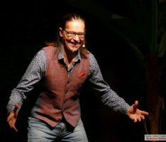 Comedian Chaco Habekost nahm 500 Gäste mit auf Welttournée