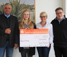 Dank einer Spende von Optik Mattern wuchs der Sandhäuser Sozialfonds um 700 Euro