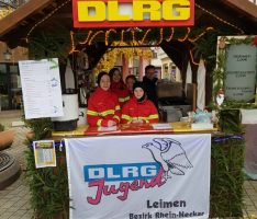 DLRG-Jugend auf dem Leimener Weihnachtsmarkt