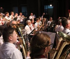 „Starker Platzregen“ beim Neujahrskonzert des Musikvereins Sandhausen in der Festhalle