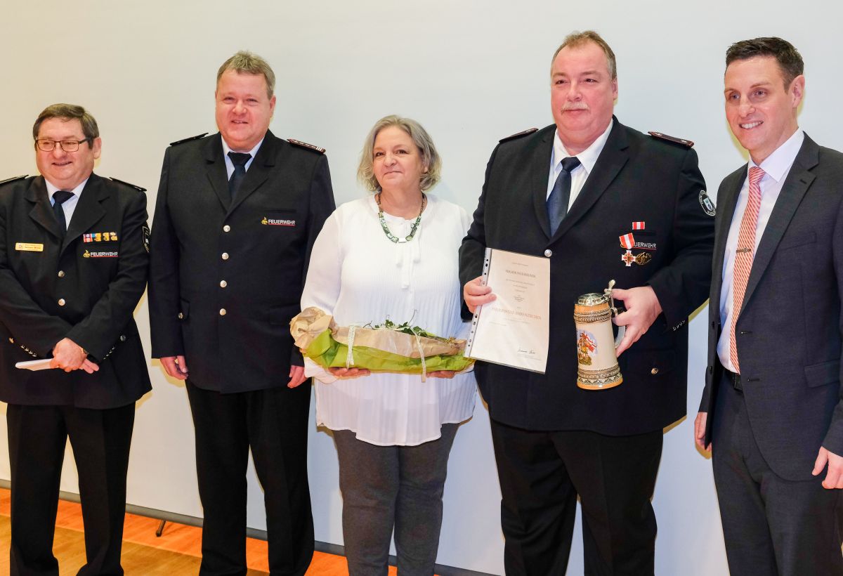 Alexander Skarsig erhält Ehrenzeichen in Gold für  40 Jahre Feuerwehrdienst