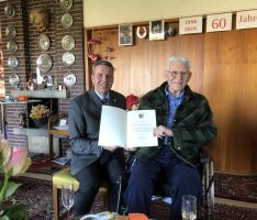 Oberbürgermeister Hans Reinwald gratulierte Hermann Gramlich zum 90. Geburtstag