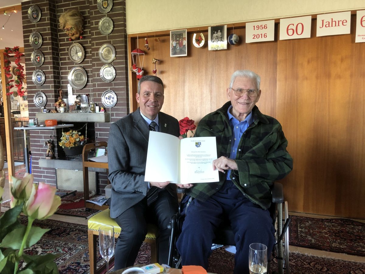 Oberbürgermeister Hans Reinwald gratulierte Hermann Gramlich zum 90. Geburtstag
